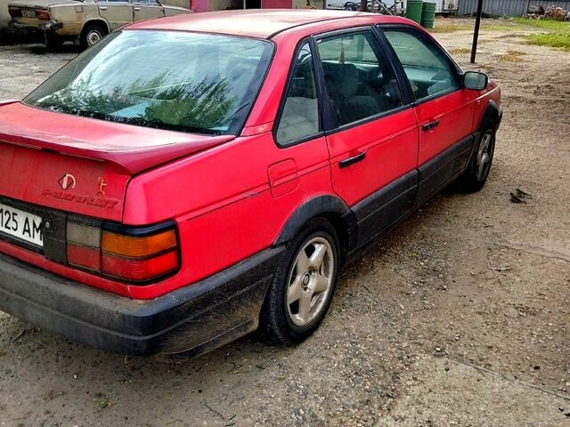 Червоний Фольксваген Пассат, об'ємом двигуна 1.8 л та пробігом 270 тис. км за 900 $, фото 1 на Automoto.ua