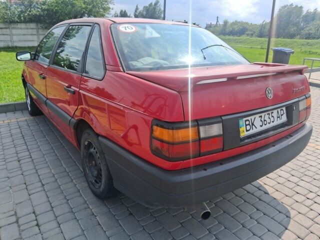 Красный Фольксваген Пассат, объемом двигателя 1.8 л и пробегом 300 тыс. км за 900 $, фото 1 на Automoto.ua