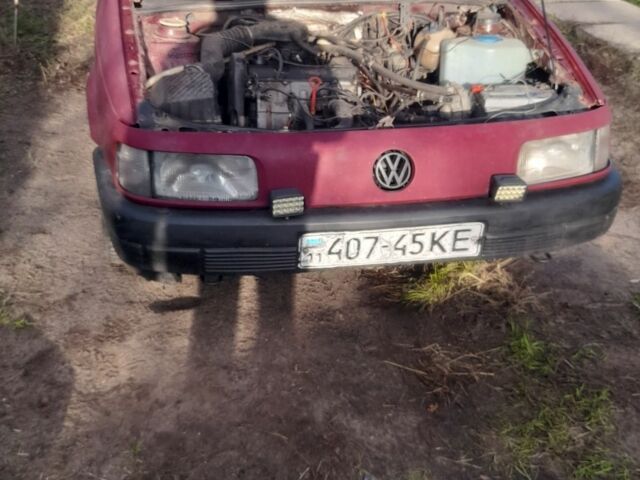 Красный Фольксваген Пассат, объемом двигателя 1.8 л и пробегом 176 тыс. км за 422 $, фото 1 на Automoto.ua