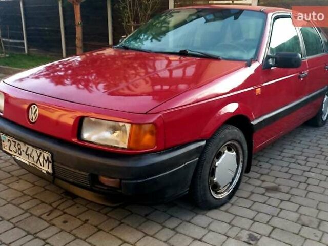 Красный Фольксваген Пассат, объемом двигателя 1.8 л и пробегом 280 тыс. км за 1150 $, фото 1 на Automoto.ua