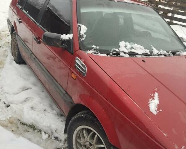 Красный Фольксваген Пассат, объемом двигателя 1.8 л и пробегом 400 тыс. км за 1100 $, фото 1 на Automoto.ua