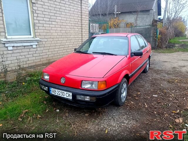 Красный Фольксваген Пассат, объемом двигателя 1.8 л и пробегом 300 тыс. км за 1500 $, фото 1 на Automoto.ua