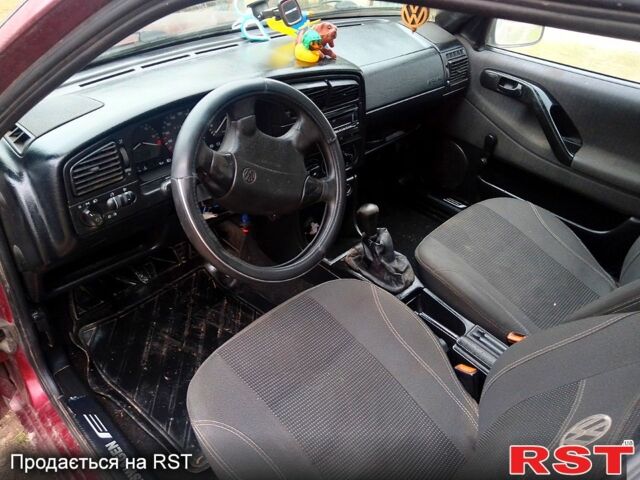 Красный Фольксваген Пассат, объемом двигателя 1.8 л и пробегом 620 тыс. км за 1450 $, фото 1 на Automoto.ua