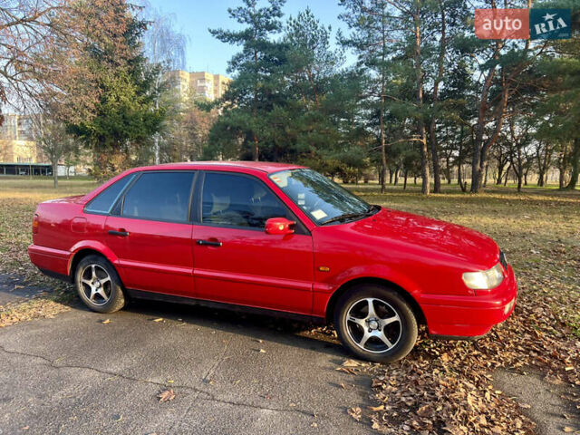 Красный Фольксваген Пассат, объемом двигателя 1.8 л и пробегом 169 тыс. км за 3000 $, фото 1 на Automoto.ua