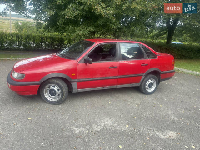 Красный Фольксваген Пассат, объемом двигателя 1.8 л и пробегом 300 тыс. км за 1600 $, фото 1 на Automoto.ua