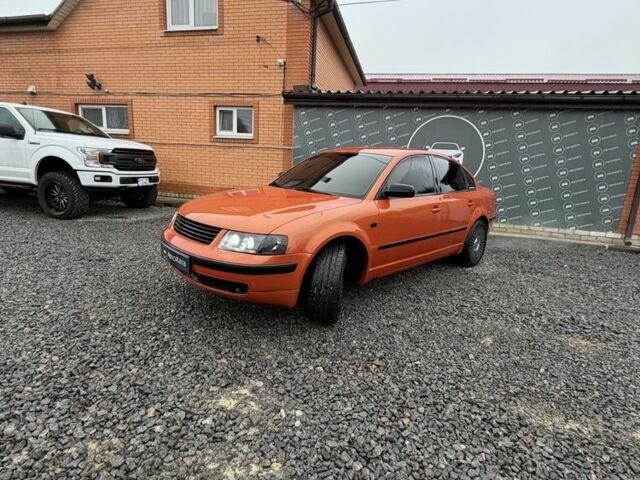 Красный Фольксваген Пассат, объемом двигателя 1.6 л и пробегом 380 тыс. км за 4999 $, фото 1 на Automoto.ua