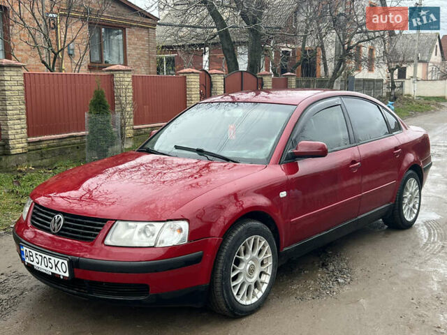 Красный Фольксваген Пассат, объемом двигателя 1.6 л и пробегом 350 тыс. км за 2699 $, фото 1 на Automoto.ua