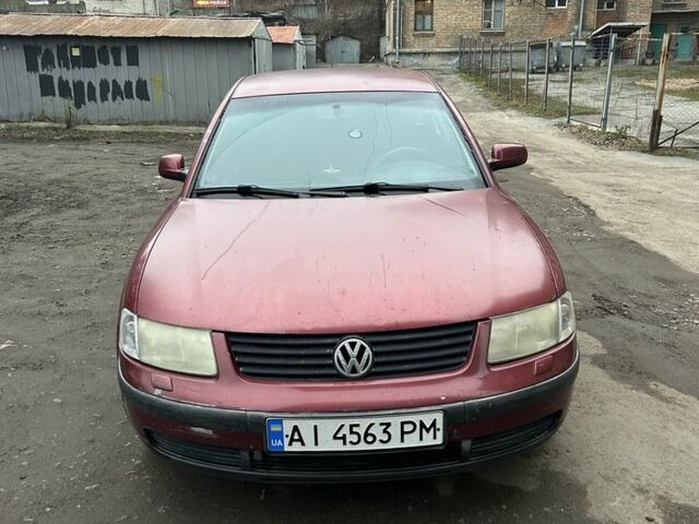 Красный Фольксваген Пассат, объемом двигателя 1.8 л и пробегом 304 тыс. км за 2000 $, фото 1 на Automoto.ua