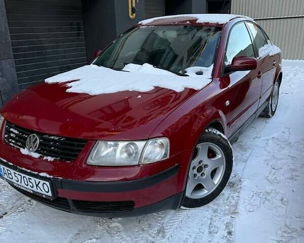 Красный Фольксваген Пассат, объемом двигателя 1.6 л и пробегом 400 тыс. км за 2800 $, фото 1 на Automoto.ua