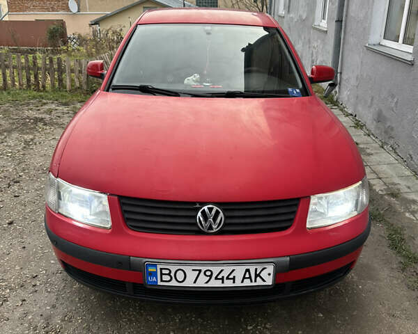 Красный Фольксваген Пассат, объемом двигателя 1.6 л и пробегом 408 тыс. км за 3200 $, фото 1 на Automoto.ua