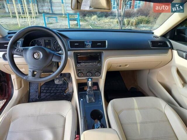 Красный Фольксваген Пассат, объемом двигателя 2.5 л и пробегом 280 тыс. км за 10000 $, фото 1 на Automoto.ua