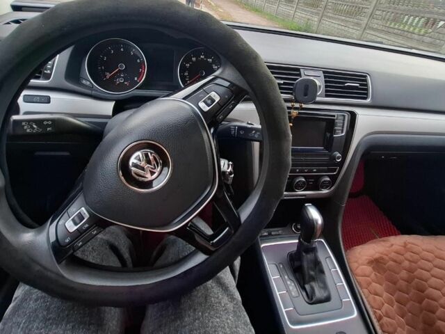 Красный Фольксваген Пассат, объемом двигателя 1.8 л и пробегом 178 тыс. км за 12700 $, фото 1 на Automoto.ua