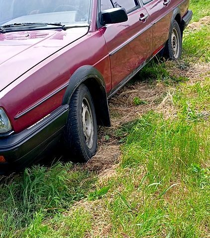 Красный Фольксваген Пассат, объемом двигателя 1.6 л и пробегом 228 тыс. км за 1850 $, фото 1 на Automoto.ua