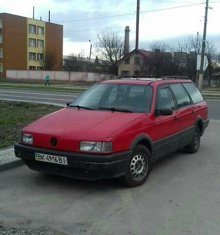 Красный Фольксваген Пассат, объемом двигателя 1.8 л и пробегом 480 тыс. км за 2400 $, фото 1 на Automoto.ua