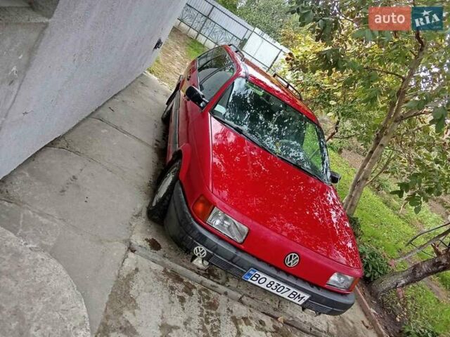 Красный Фольксваген Пассат, объемом двигателя 1.6 л и пробегом 258 тыс. км за 1150 $, фото 1 на Automoto.ua