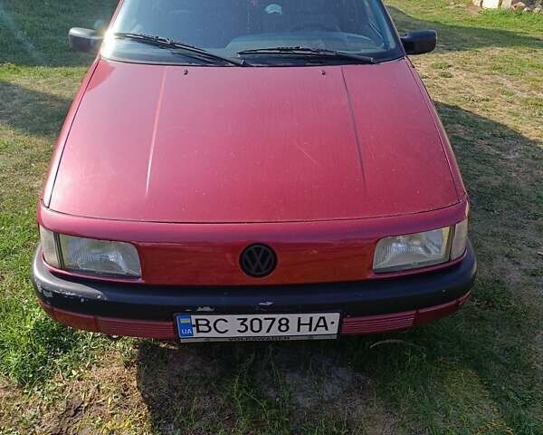 Красный Фольксваген Пассат, объемом двигателя 1.8 л и пробегом 350 тыс. км за 1200 $, фото 1 на Automoto.ua