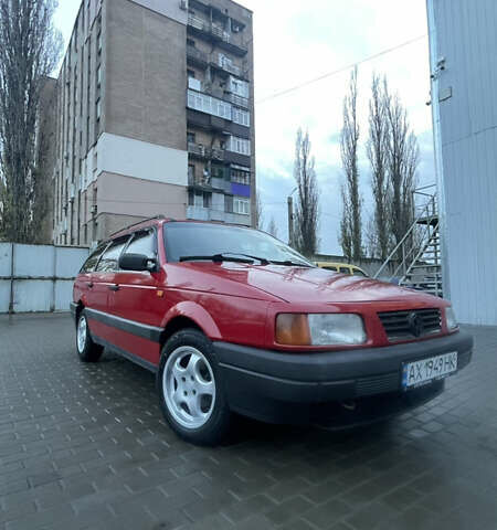 Красный Фольксваген Пассат, объемом двигателя 1.8 л и пробегом 300 тыс. км за 3000 $, фото 1 на Automoto.ua