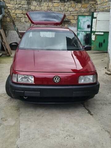 Красный Фольксваген Пассат, объемом двигателя 1.8 л и пробегом 240 тыс. км за 2200 $, фото 1 на Automoto.ua