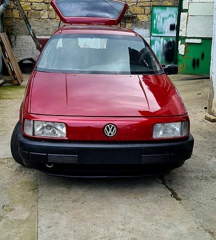 Красный Фольксваген Пассат, объемом двигателя 1.8 л и пробегом 240 тыс. км за 2200 $, фото 1 на Automoto.ua