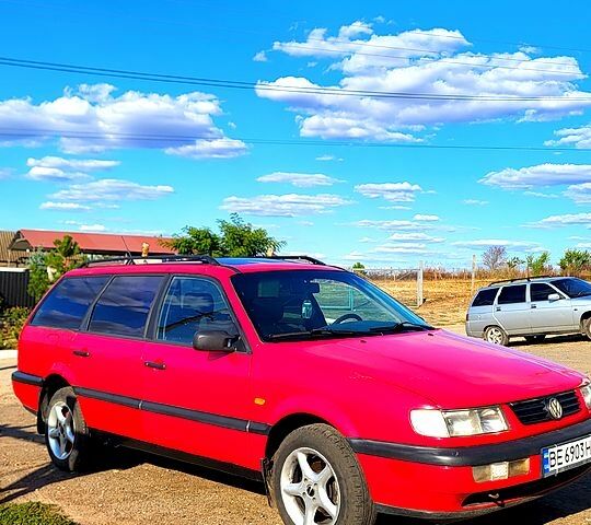 Красный Фольксваген Пассат, объемом двигателя 1.8 л и пробегом 300 тыс. км за 2250 $, фото 1 на Automoto.ua