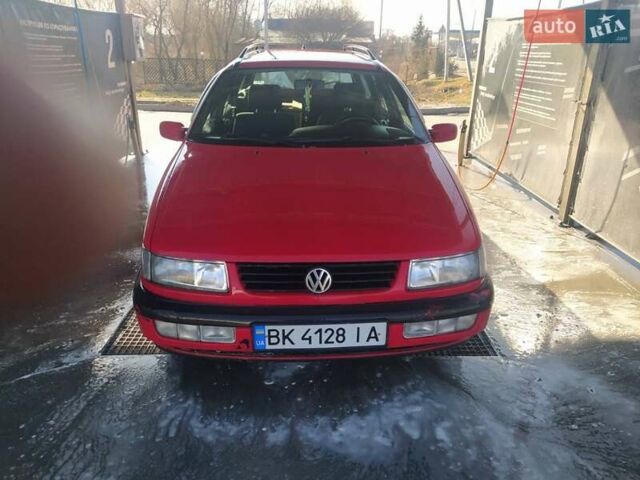 Фольксваген Пассат 1996 у Любомль на Automoto.ua Червоний Фольксваген Пассат, об'ємом двигуна 1.6 л та пробігом 344 тис. км за 1500 $, фото 1 на Automoto.ua