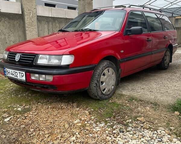 Червоний Фольксваген Пассат, об'ємом двигуна 1.8 л та пробігом 315 тис. км за 2700 $, фото 1 на Automoto.ua