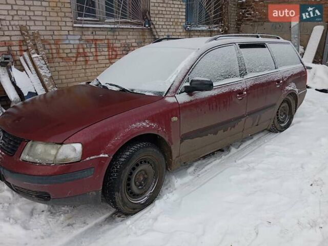 Червоний Фольксваген Пассат, об'ємом двигуна 1.6 л та пробігом 340 тис. км за 1050 $, фото 1 на Automoto.ua