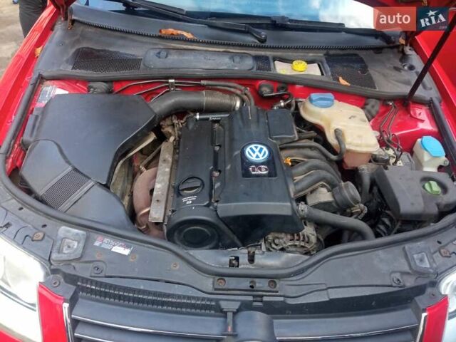 Красный Фольксваген Пассат, объемом двигателя 1.6 л и пробегом 260 тыс. км за 5000 $, фото 1 на Automoto.ua