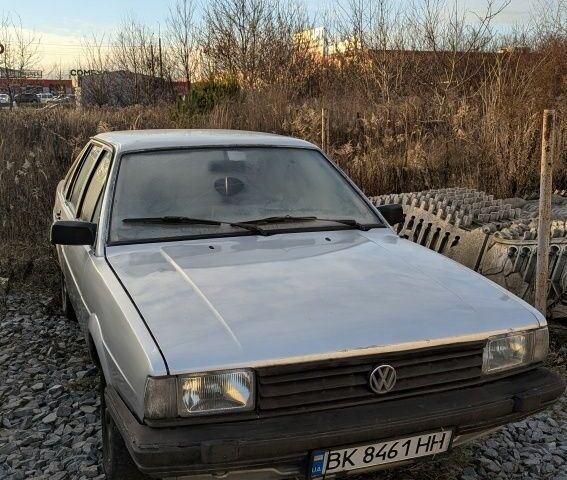 Серый Фольксваген Пассат, объемом двигателя 1.6 л и пробегом 264 тыс. км за 900 $, фото 1 на Automoto.ua