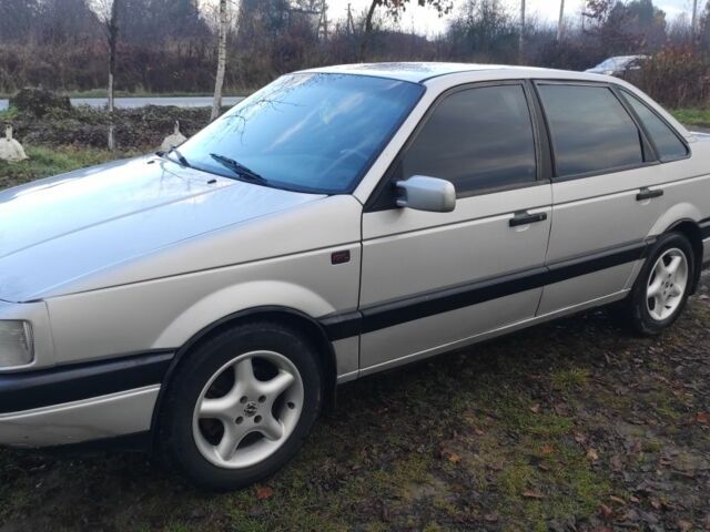 Серый Фольксваген Пассат, объемом двигателя 1.6 л и пробегом 300 тыс. км за 2100 $, фото 1 на Automoto.ua