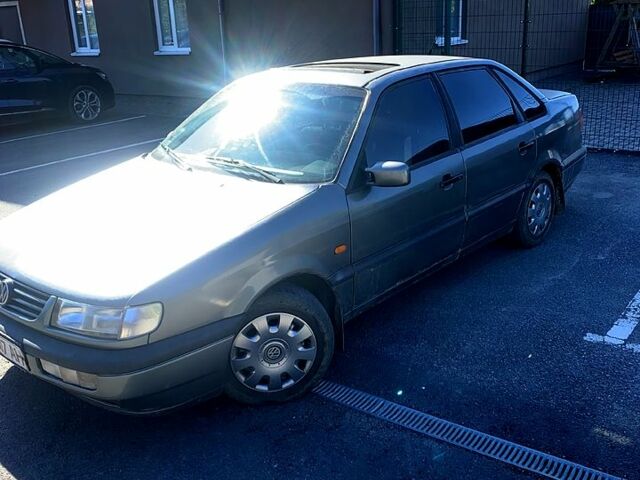 Серый Фольксваген Пассат, объемом двигателя 2 л и пробегом 550 тыс. км за 1400 $, фото 1 на Automoto.ua