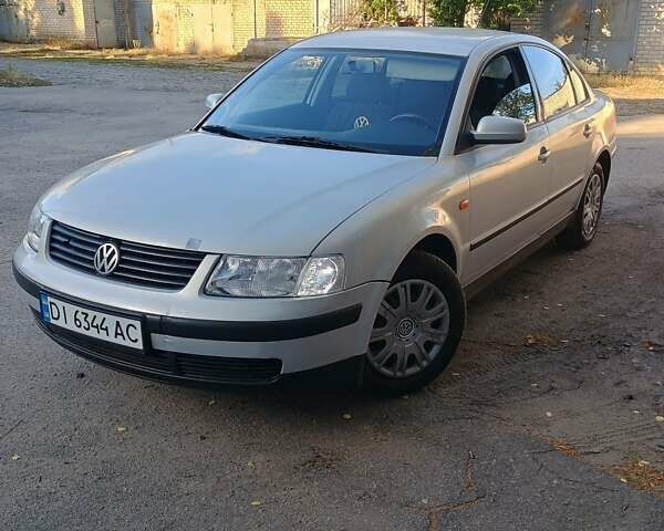 Серый Фольксваген Пассат, объемом двигателя 1.8 л и пробегом 345 тыс. км за 2700 $, фото 1 на Automoto.ua