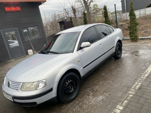 Серый Фольксваген Пассат, объемом двигателя 1.8 л и пробегом 300 тыс. км за 3000 $, фото 1 на Automoto.ua