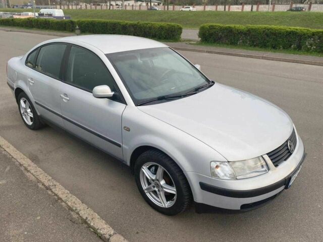 Серый Фольксваген Пассат, объемом двигателя 1.8 л и пробегом 358 тыс. км за 3200 $, фото 1 на Automoto.ua