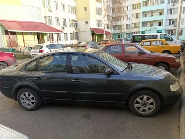 Серый Фольксваген Пассат, объемом двигателя 0 л и пробегом 290 тыс. км за 3200 $, фото 1 на Automoto.ua