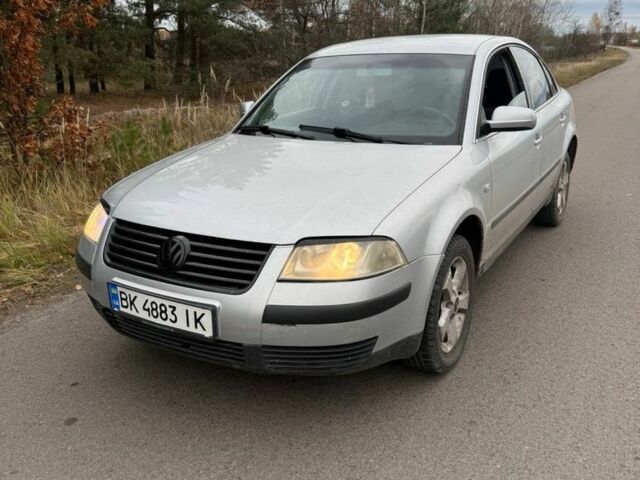 Серый Фольксваген Пассат, объемом двигателя 1.6 л и пробегом 300 тыс. км за 3750 $, фото 1 на Automoto.ua