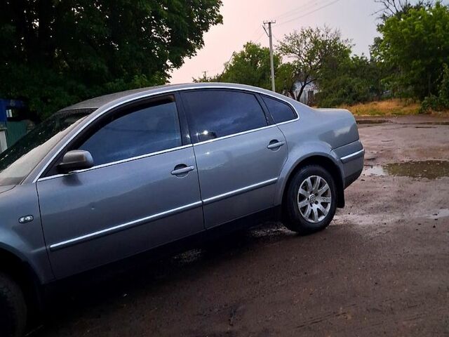 Серый Фольксваген Пассат, объемом двигателя 1.8 л и пробегом 300 тыс. км за 4500 $, фото 1 на Automoto.ua