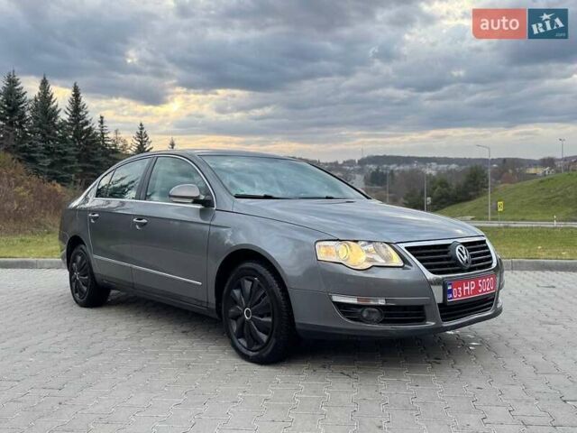 Серый Фольксваген Пассат, объемом двигателя 1.6 л и пробегом 185 тыс. км за 5950 $, фото 1 на Automoto.ua