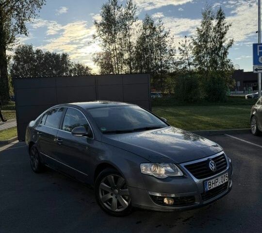 Серый Фольксваген Пассат, объемом двигателя 2 л и пробегом 350 тыс. км за 2500 $, фото 1 на Automoto.ua