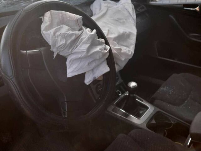 Серый Фольксваген Пассат, объемом двигателя 2 л и пробегом 270 тыс. км за 1200 $, фото 1 на Automoto.ua