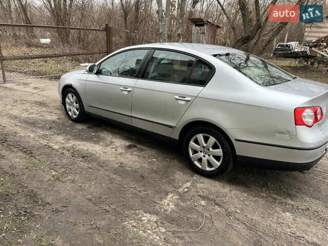 Серый Фольксваген Пассат, объемом двигателя 1.6 л и пробегом 237 тыс. км за 4200 $, фото 1 на Automoto.ua