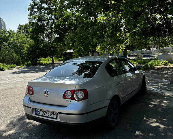 Серый Фольксваген Пассат, объемом двигателя 1.6 л и пробегом 215 тыс. км за 5750 $, фото 1 на Automoto.ua