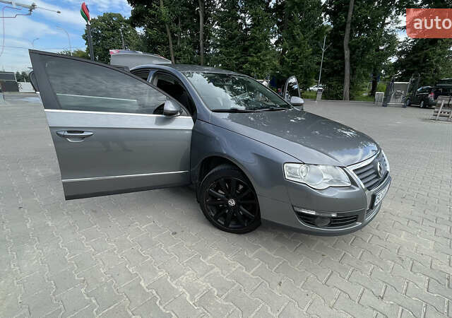 Серый Фольксваген Пассат, объемом двигателя 2 л и пробегом 300 тыс. км за 6500 $, фото 1 на Automoto.ua