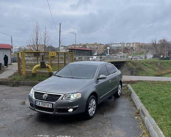 Серый Фольксваген Пассат, объемом двигателя 1.6 л и пробегом 256 тыс. км за 5800 $, фото 1 на Automoto.ua