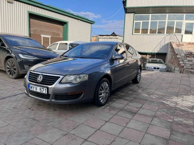 Серый Фольксваген Пассат, объемом двигателя 2 л и пробегом 300 тыс. км за 2900 $, фото 1 на Automoto.ua