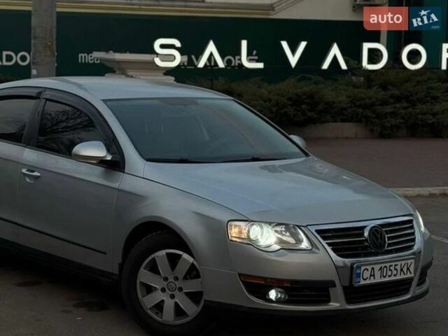 Серый Фольксваген Пассат, объемом двигателя 1.6 л и пробегом 300 тыс. км за 4700 $, фото 1 на Automoto.ua