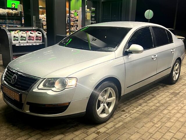 Серый Фольксваген Пассат, объемом двигателя 1.6 л и пробегом 244 тыс. км за 6000 $, фото 1 на Automoto.ua