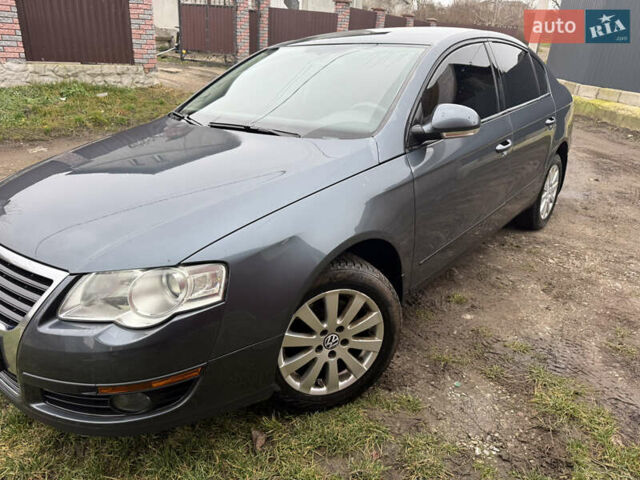 Серый Фольксваген Пассат, объемом двигателя 1.97 л и пробегом 236 тыс. км за 6000 $, фото 1 на Automoto.ua