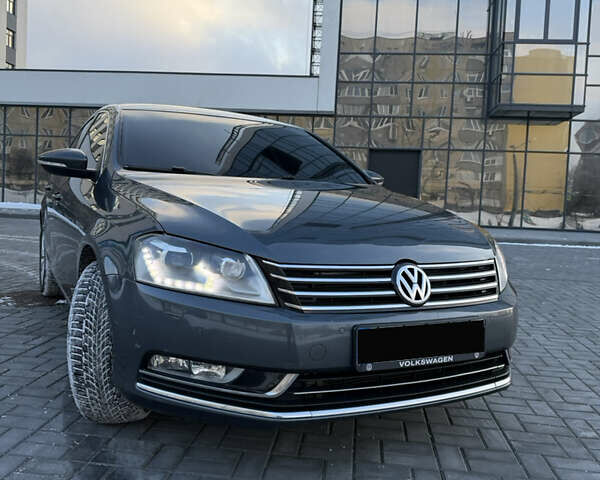 Серый Фольксваген Пассат, объемом двигателя 2 л и пробегом 207 тыс. км за 12599 $, фото 1 на Automoto.ua