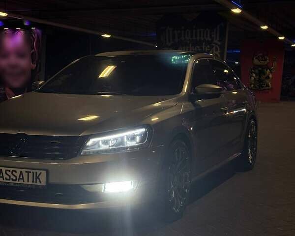 Серый Фольксваген Пассат, объемом двигателя 2.5 л и пробегом 219 тыс. км за 12000 $, фото 1 на Automoto.ua